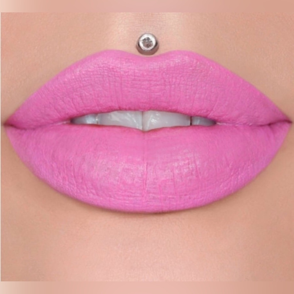 Jeffree Star Velvet Trap Lipstick-Laced Cake